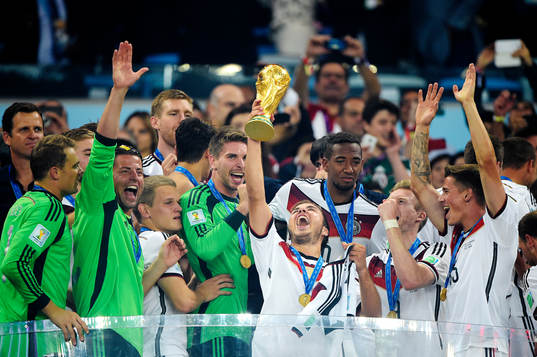 Tysklands Mario Götze jublar när han lyfter pokalen