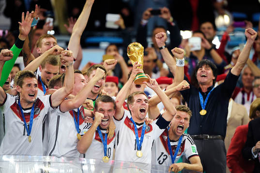 Tysklands Philipp Lahm  jublar när han lyfter pokalen
