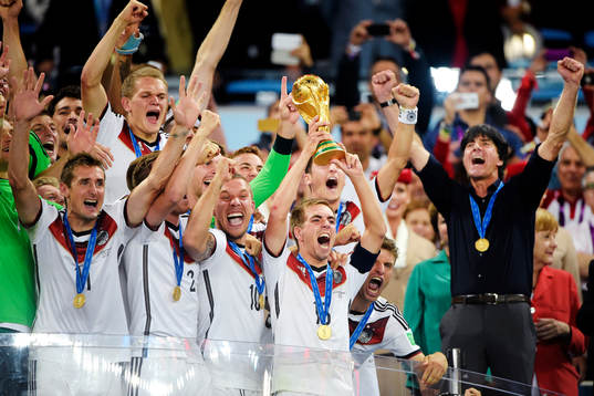 Tysklands lagkapten Philipp Lahm  jublar när han lyfter