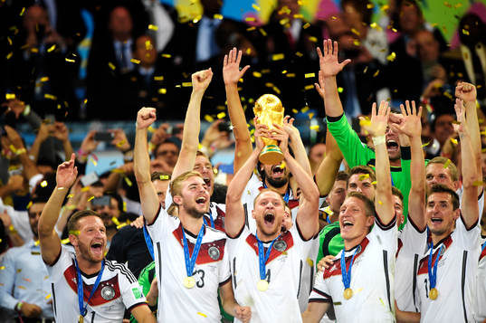 Tysklands Benedikt Hoewedes  jublar när han lyfter pokalen