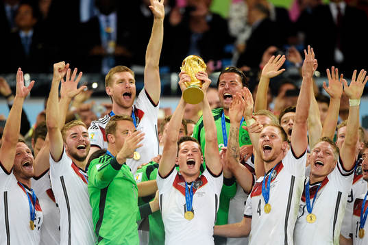 Tysklands Julian Draxler jublar när han lyfter pokalen