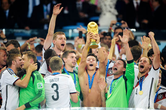 Tysklands Mesut Özil  jublar när han lyfter pokalen