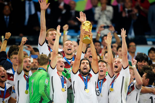 Tysklands Sami Khedira  jublar när han lyfter pokalen