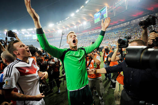 Tysklands målvakt Manuel Neuer jublar