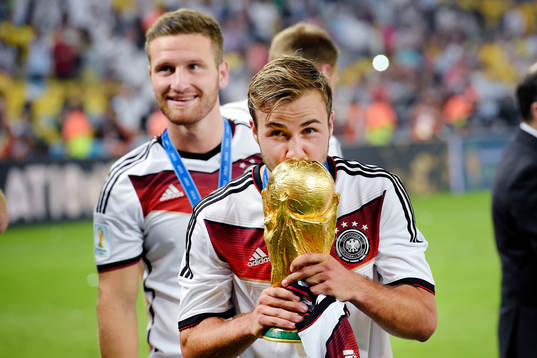 Tysklands Mario Götze kysser VM-pokalen
