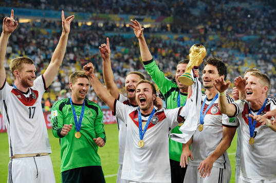 Tysklands spelare jublar med Mario Götze som håller i