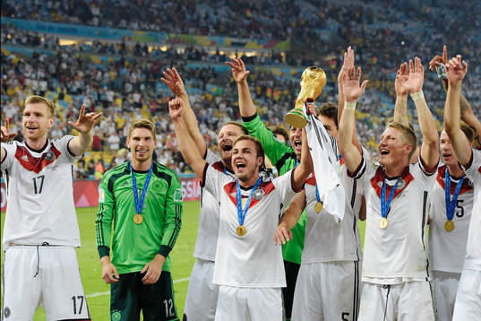 Tysklands spelare jublar med Mario Götze i täten