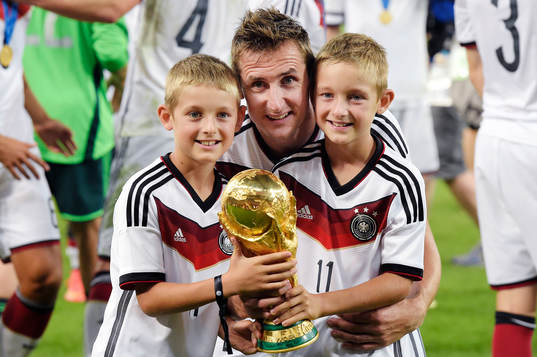 Tysklands Miroslav Klose poserar med VM-pokalen och sina