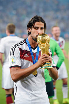 Tysklands Sami Khedira kysser pokalen