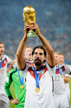 Tysklands Sami Khedira lyfter pokalen