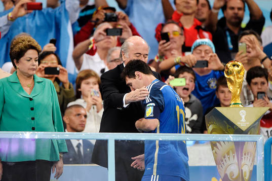 Argentinas Lionel Messi deppar när han får sin medalj