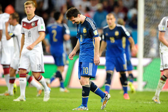Argentinas Lionel Messi deppar