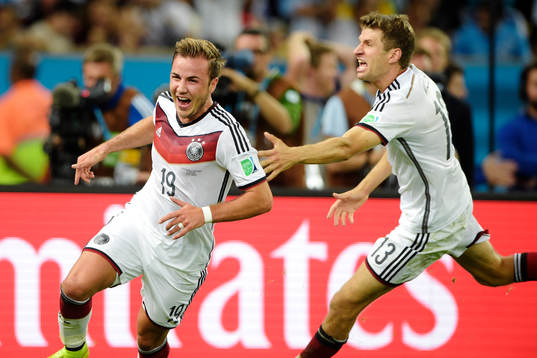 Tysklands Mario Götze och Thomas Müller jublar