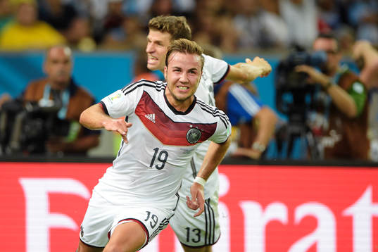 Tysklands Mario Götze och Thomas Müller jublar