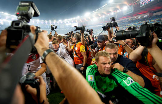 Tysklands målvakt Manuel Neuer motar bort fotografer