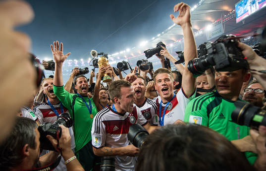 Tysklands Mesut Özil och de andra spelarna jublar