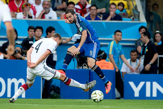 Argentinas Gonzalo Higuain och Tysklands Benedikt Hoewedes