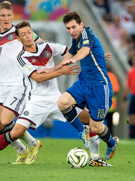 Argentinas Lionel Messi och Tysklands Mesut Özil  och