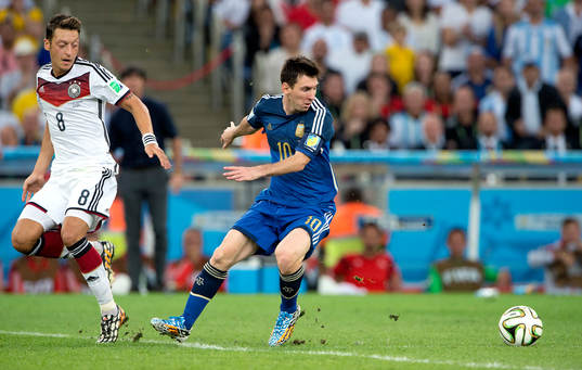 Argentinas Lionel Messi och Tysklands Mesut Özil
