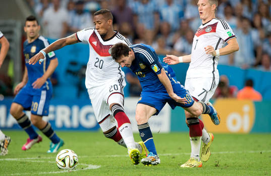 Argentinas Lionel Messi och Tysklands Jerome Boateng,