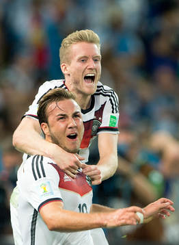 Tysklands Mario Götze jublar med Andre Schuerrle