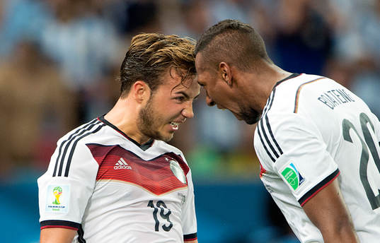 Tysklands Mario Götze jublar med Jerome Boateng