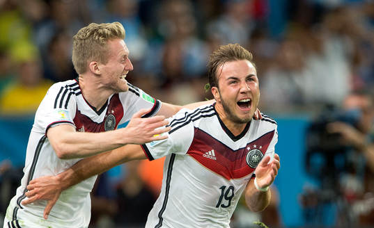 Tysklands Mario Götze jublar med Andre Schuerrle