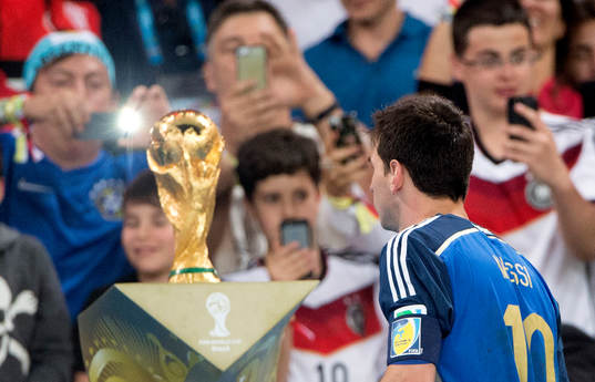 Argentinas Lionel Messi går förbi pokalen