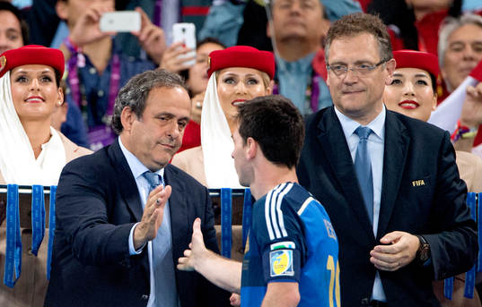 Michel Platini gratulerar Argentinas Lionel Messi