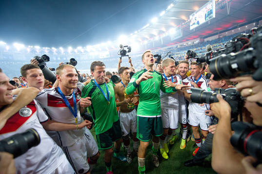 Tysklands spelare med Tysklands målvakt Manuel Neuer jublar
