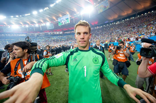 Tysklands målvakt Manuel Neuer jublar