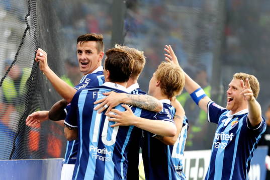 Djurgårdens spelare med bland andra Haris Radetinac jublar