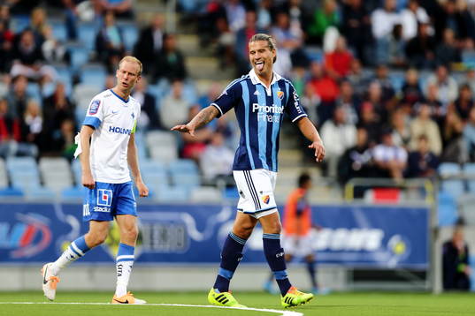 Djurgårdens Aleksandar Prijovic ser glad ut medan