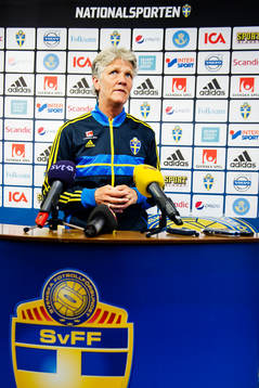 Sveriges förbundskapten Pia Sundhage presenterar
