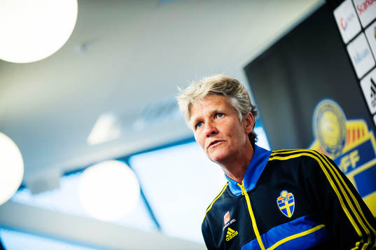 Sveriges förbundskapten Pia Sundhage presenterar