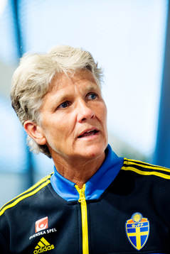 Sveriges förbundskapten Pia Sundhage presenterar
