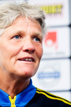 Sveriges förbundskapten Pia Sundhage presenterar