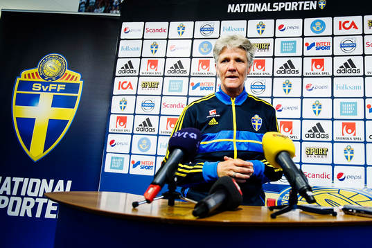Sveriges förbundskapten Pia Sundhage presenterar