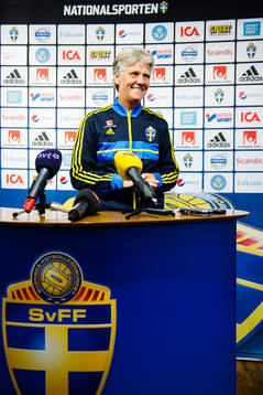 Sveriges förbundskapten Pia Sundhage presenterar
