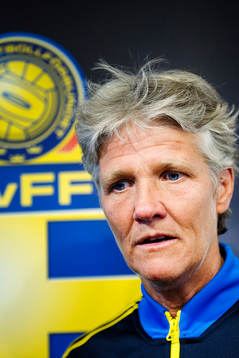 Sveriges förbundskapten Pia Sundhage presenterar