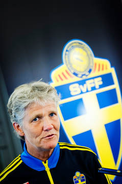 Sveriges förbundskapten Pia Sundhage presenterar