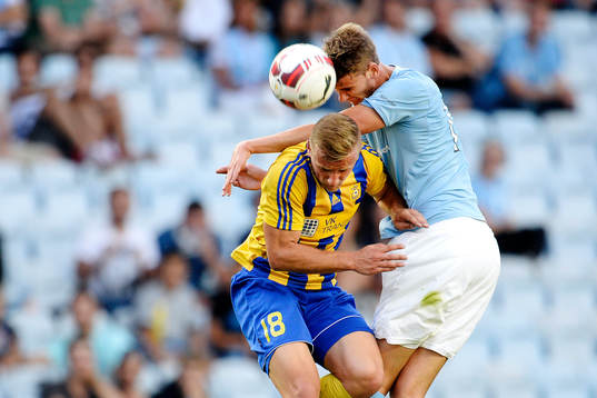Ventspils Ndue Mujecki i en luftduell mot Malmö FFs Johan