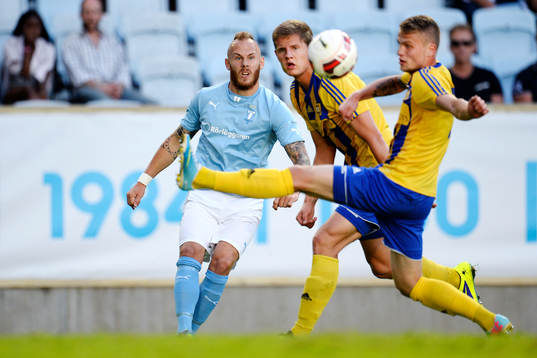 Malmö FFs Magnus Eriksson spelar in bollen bakom Ventspils