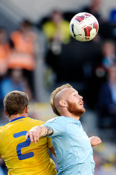 Ventspils Kaspars Dubra i en luftduell mot Malmö FFs