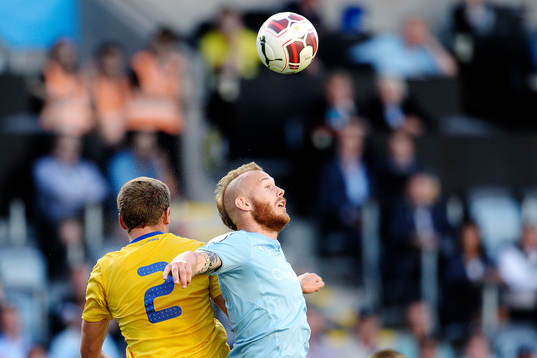 Ventspils Kaspars Dubra i en luftduell mot Malmö FFs