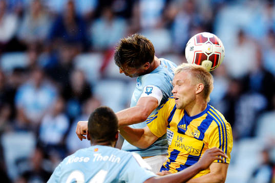 Malmö FFs Markus Rosenberg nickar mot mål men störs av