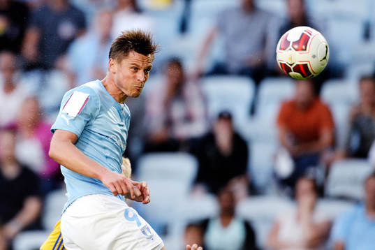 Malmö FFs Markus Rosenberg nickar mot mål men bollen