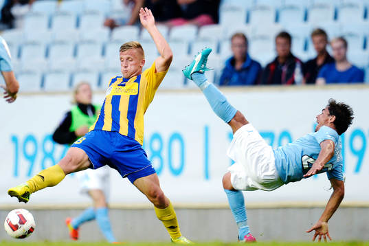 Ventspils Ndue Mujecki mot Malmö FFs Ricardo Ferreira Da