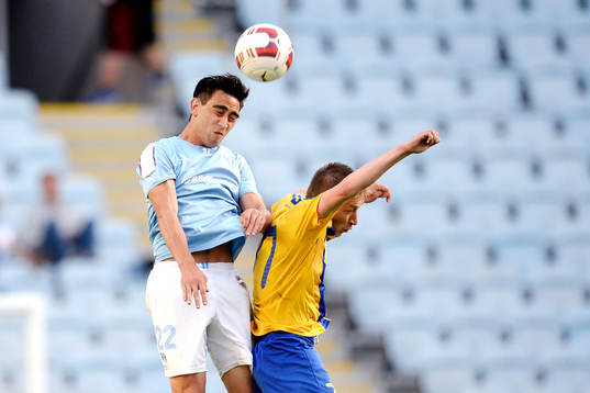 Malmö FFs Amin Nazari i en luftduell mot Ventspils Vitaliy