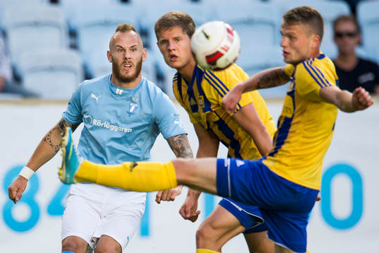 Malmö FFs Magnus Eriksson spelar in bollen bakom Ventspils